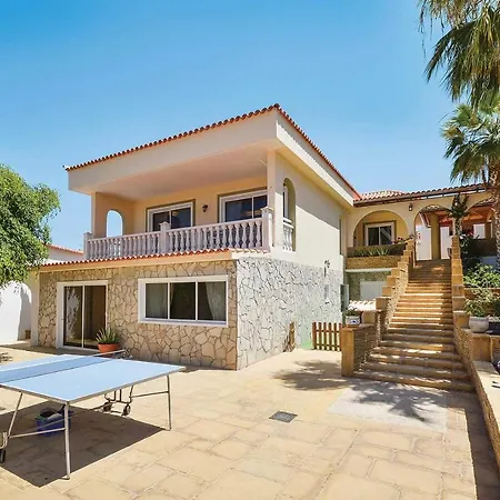 Sleeps 12 Wifi Villa